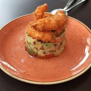 Timbal De Aguacate Y Langostinos Crujientes