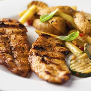 Filetones De Pollo Supreme, Ensalada, Patatas Y Salsa A Elegir