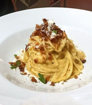 Spaghetti Carbonara Italiana con Huevo y Guanciale Italiano