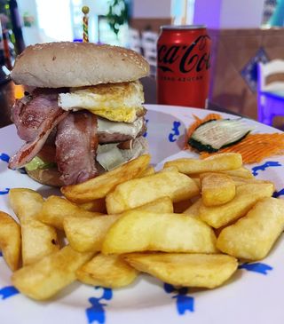 HAMBURGUESA  COMPLETA + BEBIDA 