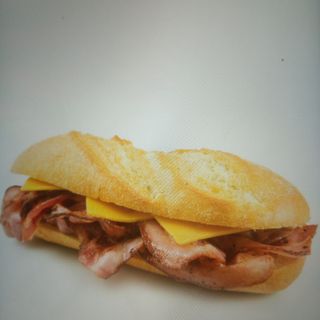 Montado De Panceta Con Tomate Y Queso