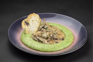 Тушкована телятина з картопляно-шпинатним  пюре (300г)