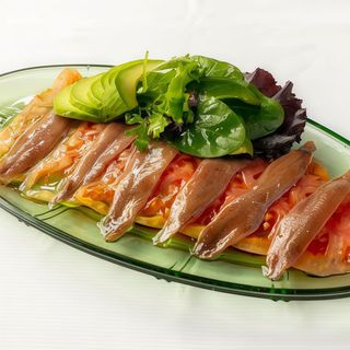Anchoas de Santoña sobre tomate de temporada y aguacate. (6 Unidades)