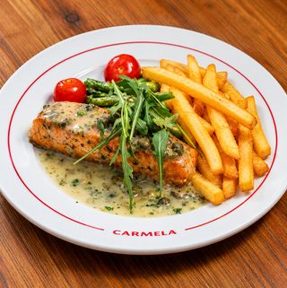 Salmon a la menier con patatas fritas