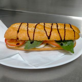Bocadillo De Mozzarella Con Tomate Y Aceite De Oliva