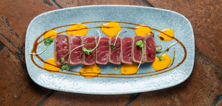 67. Tataki de atún toro (8 pzs.)
