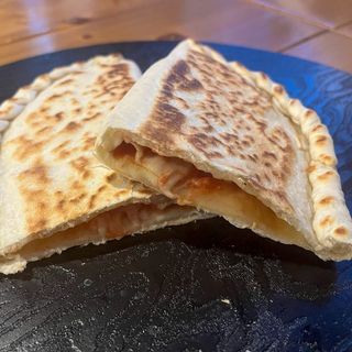 Crescione con impasto di Nonna Gemma con pomodoro e mozzarella