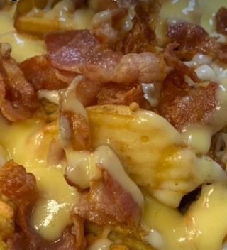 Ración De Patatas Cheese Bacon Random