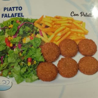 Piatto falafel con patatine 