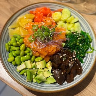 Poke bowl z surowym łososiem