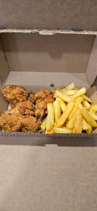 Пържени Пилешки Крилца (4 броя) с картофки и сос (500г)