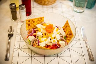 Salată cu piept de pui și telemea