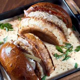 Гамбургер із телятиною в сирному соусі 