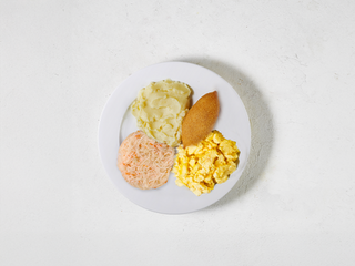 Сніданок київський з картопляним пюре, скремблом та квашеною капустою