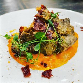 Corazones De Alcachofa con Jamón Crujiente, Huevo y Parmentier de Piquillo