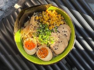 Shoyu chintan з куркою, кукурудзою та маринованим бамбуком (510g)