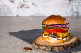 Meniu burger de oaie cu cartofi