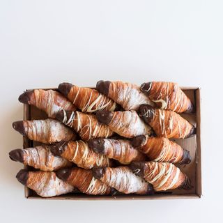 Bandeja de croissants de chocolate