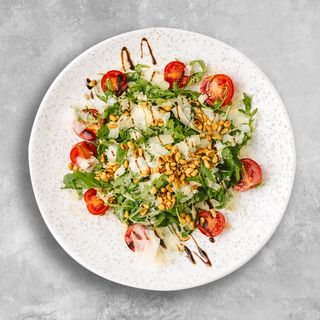 Rukala sa cherry paradajzom, parmesanom i pinjolima