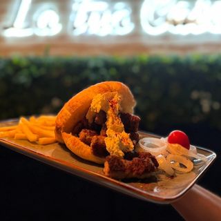 Ćevapi u lepinji sa kajmakom