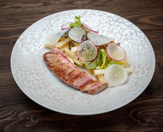 Salată cu piept de rață, ridiche neagră și măr verde