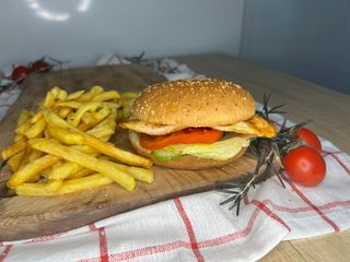 Бургер с пилешко гриловано филе (280г)