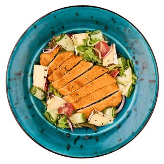 Салат з хрумкою куркою, цукіні та камамбером (280г)