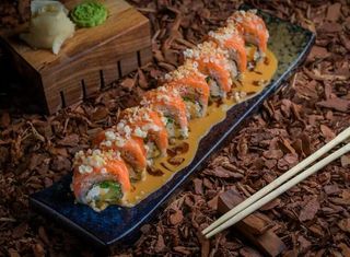 Somon în flăcări cu crab de zăpadă