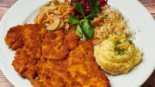 Filet z kurczaka, ziemniaki, bukiet surówek