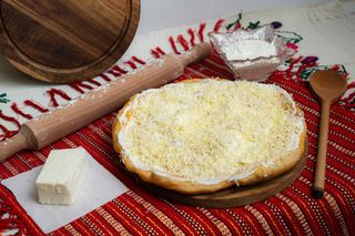 Langos cu cascaval si smantana