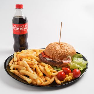 Cheeseburger s pomfritom i piće