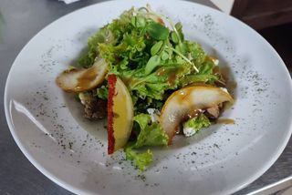 Салат з карамелізованою грушею та курячою печінкою (240г)