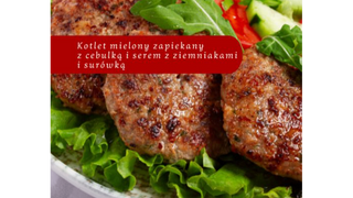 Kotlet mielony zapiekany z cebulką i serem z ziemniakami i surówką