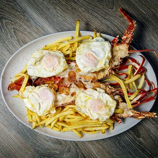 Langosta Roja Estilo Formentera Con Patatas Fritas Y Huevos Rotos  (1 Kg.)  Para 2 personas