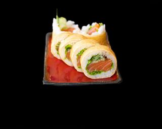 Rolka w płatku sojowym futomaki z łososiem 6szt