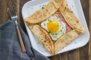 Crêpe Œuf Fromage, charcuterie de dinde fumee, champignons