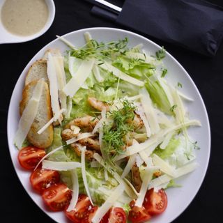 SAŁATKA  CEZAR Z KREWETKAMI 