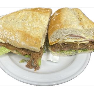 BOCATA CON CARNE MECHADA ESPECIAL