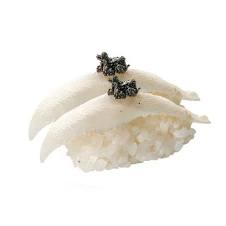 24. Nigiri de pez mantequilla con trufa (2 pzs.)