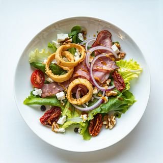 Sałatka z szynką wędzoną