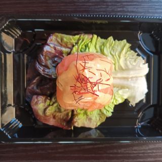 Salmón picante Gunkan (1 pieza)