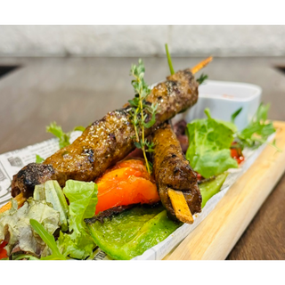 Телешки адана кебап с печени зеленчуци и червен лук