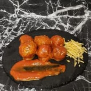 MEDIO Pollo Asado, Patatas Fritas y Albóndigas con Tomate