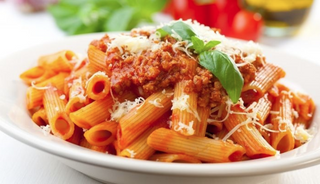 Ración de macarrones con boloñesa