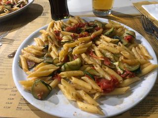 PENNE ZUCCHINE POMODORINI BASILICO E ORIGANO