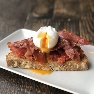 Tosta de Tomate, Crujiente de Jamón Serrano y Huevo