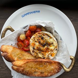 Запечений камамбер з томатами та орегано 