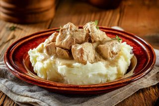 Piletina u pavlaci Frikase sa prilogom po izboru