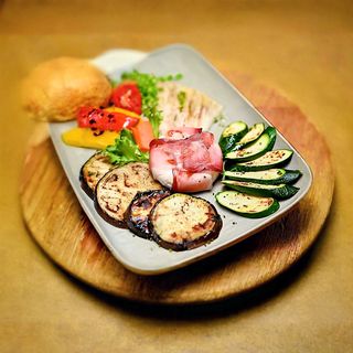 Formaggio tomino avvolto nello speck