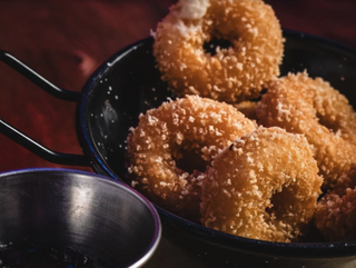 Aros de queso gouda rebozados en maíz